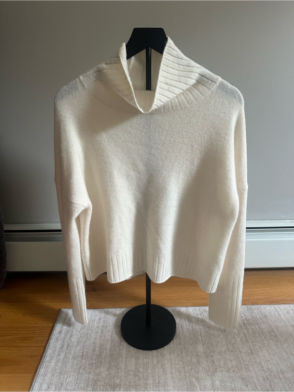 Halston Heritage 100% cashmere Sweater size medium
